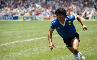 La historia de la camiseta azul que usó Argentina ante Inglaterra en el Mundial de México 1986 Diego Maradona en el Mundial 86
