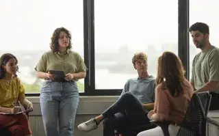 ¿Por qué cuesta cada vez más conectar con los varones? La mirada de una especialista sobre vínculos y género grupo de varones y mujeres conversan