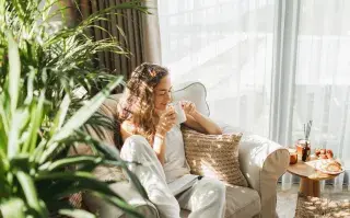 Por qué el hygge es el hábito que millones adoptan para vivir mejor el invierno Foto de mujer descansando.
