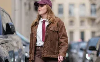 Jean tendencia: el pantalón color mocha mousse que combina con todo y vas a usar todo el año Jean marron street style