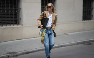 Mujer usando jean recto