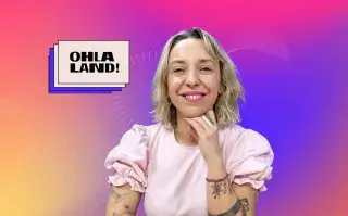 Lu Gaitán la astróloga mirando al frente recortada en un fondo multicolor con la estética de OHLALAND