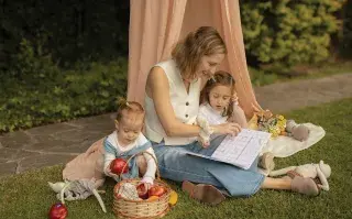 Maternidad analógica: la tendencia que invita a criar con menos pantallas y más presencia Maternidad analógica
