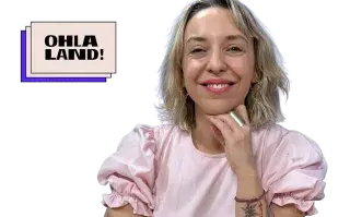 Lu Gaitán, astróloga: “Las amistades también son grandes historias de amor” Lu Gaitán, vestida con una remera rosa y con una mano apoyada en su mentón