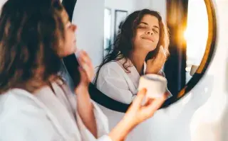 Cómo cuidar la piel en invierno: una experta revela los errores que debés evitar una mujer poniendose crema en la cara