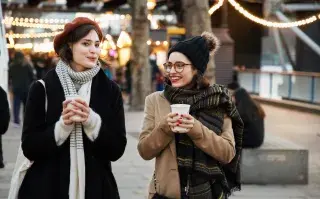 Invierno sin auto: planes a pocas cuadras de casa Foto de amigas paseando.