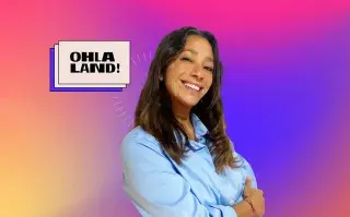 Constelaciones familiares: cómo funciona la terapia que popularizó la serie "Mi otra yo" María Paz Quintana mira hacia el frente con los brazos cruzados en un fondo multicolor con el logo de ohlaland! flotando a la izquierda