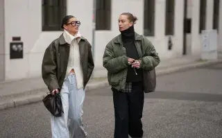 Ni cardigan ni sweater clásico: el tejido que es tendencia y conviene comprar en las liquidaciones de invierno cuello tortuga look