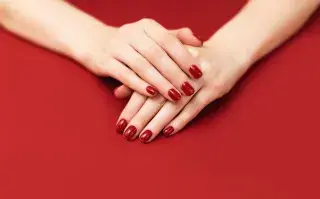 Ni rojo ni nude: los 6 tonos de esmalte que serán tendencia en agosto Uñas rojas