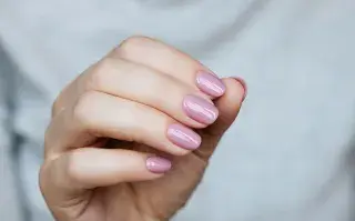 Clean girl nails: 5 ideas simples, elegantes y rápidas para hacerte en julio Las clean girl nails son la prueba de que la elegancia no depende de diseños complejos.