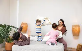 Recibir amigos a dormir dejó de ser un desafío, y con la cama de invitados resuelta, la pijamada es solo diversión.