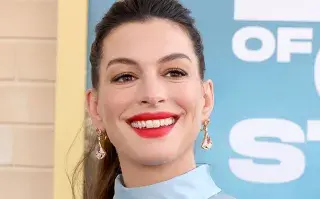 Anne Hathaway sorprende con su look premamá: top corto y jeans XL para presumir su embarazo Anne Hathaway sobre la red carpet con un look premamá