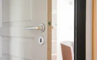 Cómo renovar la puerta de entrada sin cambiarla: 5 ideas simples que hacen la diferencia Foto de puerta de entrada.