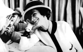 De vivir en un orfanato a revolucionar la moda: así fue la vida de Coco Chanel, la mujer que desafió las reglas Coco chanel con un clásico traje de tweed