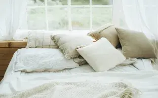 ¿Está bien poner la cama contra la ventana? Qué dicen los expertos en decoración Foto de dormitorio.