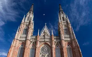 La catedral de La Plata se consagró como la más linda del mundo: ¿a qué otras les ganó? Facha de la Cátedral de La Plata