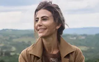 Juliana Awada posando en la montaña sonriente
