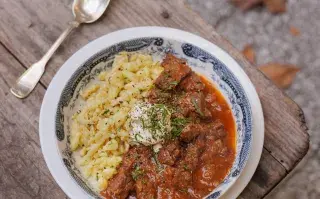 Goulash con spatzle de la chef Jazmín Marturet