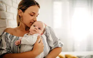 mujer con bebé en brazos