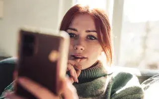 Ornella Benedetti, psicóloga: "La vida del otro siempre parece mejor” mujer mira el celular