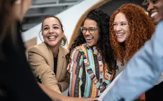 Día Nacional de la Solidaridad: por qué ayudar a otros también puede mejorar nuestra salud mental mujeres juntan manos en el trabajo