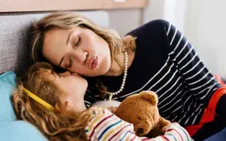 Crianza FAFO: qué propone la tendencia viral y qué cuestionan los especialistas madre con su hija en la cama