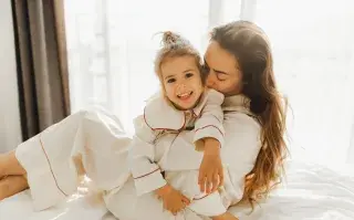 Día de las Infancias: lo que tu hijo va a olvidar, pero el amor puede dejar para siempre una mamá con su hija en la cama juegan