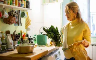 Alimentación antiinflamatoria: qué incorporar en invierno según los nutricionistas mujer cocina casero en invierno