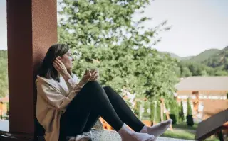 mujer sentada sola en su casa