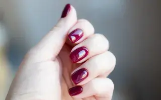 Uñas sanas y fuertes: cómo lograr que el esmalte dure una semana impecable Uñas de color rojo