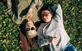 Romance slump: la gran recesión romántica que está cambiando la forma de relacionarse dos jovenes disfrutando del sol