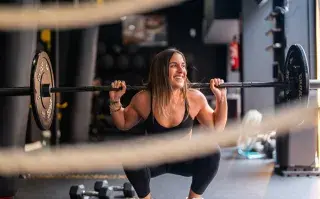 Según expertos: "El entrenamiento de fuerza es la mejor inversión para mujeres de 30 en adelante" mujer levantando pesas