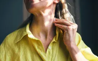 Según expertos: "Las mujeres con menopausia sienten más el invierno" mujer con sofocos