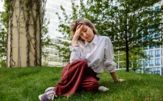Niebla mental y problemas de memoria: 4 recomendaciones de la medicina ayurveda con evidencia científica mujer en el parque preocupada por niebla mental y olvidos