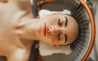 Head Spa: qué es, cómo funciona y por qué se convirtió en la nueva tendencia Una mujer en la peluquería lavándose el pelo