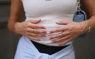 Una mujer con unas uñas en color claro