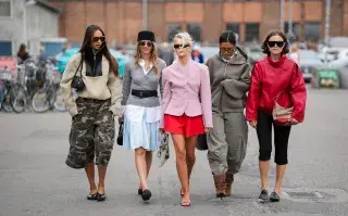 Si naciste entre 1975 y 1995, estas 10 cosas de tu adolescencia están volviendo 5 mujeres caminando con looks tendencia
