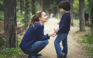 Jazmín Gulí, psicóloga: "Los chicos necesitan un 'no' para aprender a esperar" una mama habla con su hijo