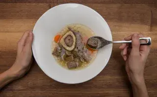 Caldo de huesos, jengibre y vitamina C: lo que dicen los nutricionistas sobre reforzar las defensas en invierno caldo de huesos