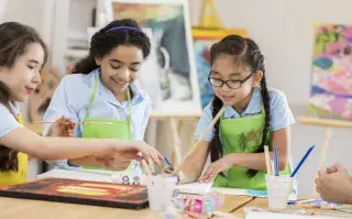 Natalia Piorno, psicóloga: "El burnout infantil empezó con la idea de aprovechar el tiempo" niñas pintando