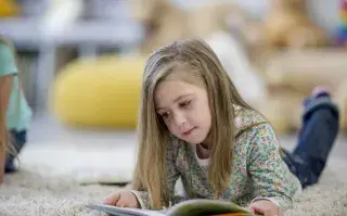 Día de las Infancias: los 5 libros que marcaron nuestra infancia y hoy están entre los que más se regalan nena leyendo en sus casa