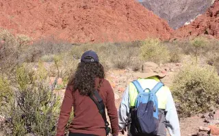 Viajé a Jujuy para celebrar la Pachamama y esto es lo que aprendí Sofía Smolar con Beto en Huacalera a la vista de la Quebrada de Humahuaca.