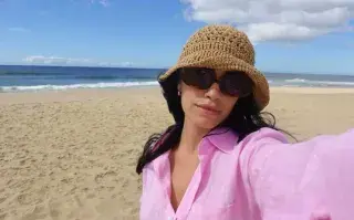 Lali en la playa con un piluso