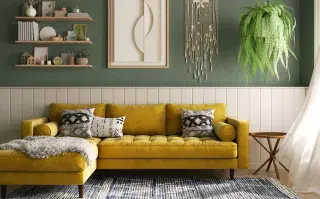 Decoración de agosto: ideas para ambientar tus espacios sin gastar de más Living con sillón en color amarillo, alfombra y plantas