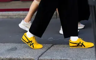 Medias de lana a la vista: el detalle micro-tendencia que transforma un look sencillo Medias altas una mujer