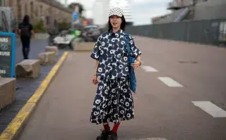 Una mujer vestida con messycore con un look floreado en tonos azules