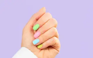 Manos con uñas pintadas de colores pasteles