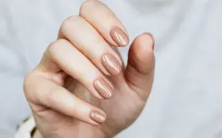 Manos elegantes con esmalte en color nude