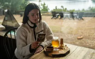 mujer bebe cerveza en un bar