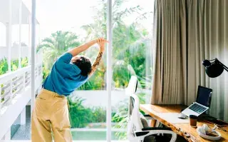 Movement snacking: la nueva forma de entrenar sin pasar una hora en el gym Foto de mujer entrenando.